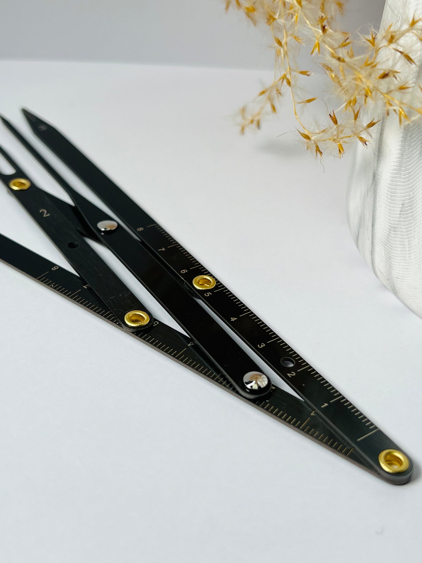 Eyebrow compass