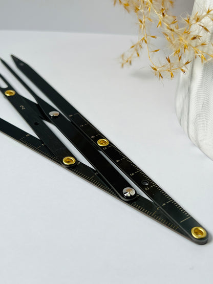 Eyebrow compass